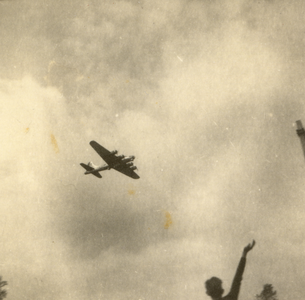 600868 Afbeelding van een geallieerd vliegtuig aan het eind van de Tweede Wereldoorlog boven Utrecht op weg naar het ...